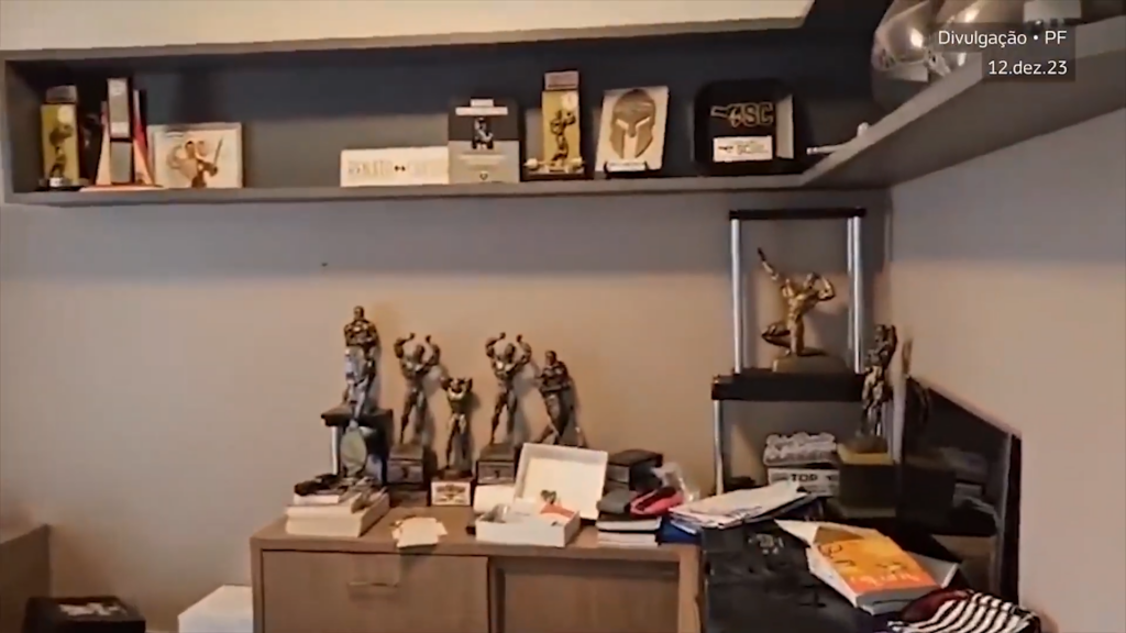 Polícia fez busca e apreensão na casa de Renato Cariani