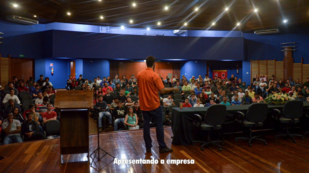 Eric Augusto apresentando a empresa Faminto na UTFPR