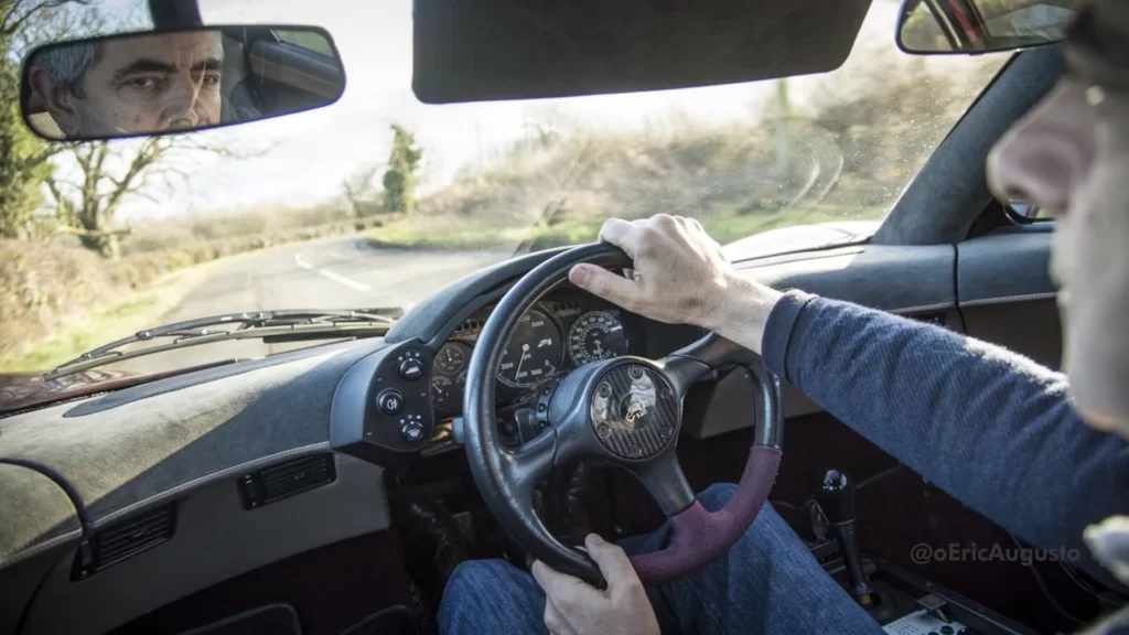 Rowan Atkinson dirigindo McLaren F1