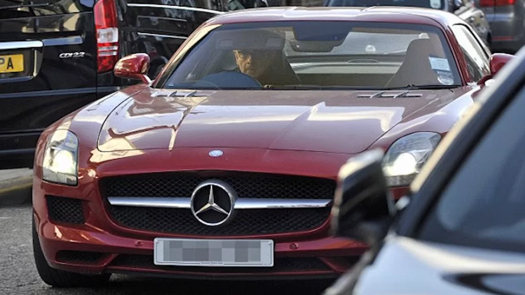 Rowan Atkinson dirigindo carro esportivo