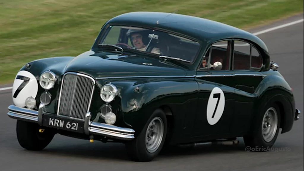 Rowan Atkinson pilotando carro clássico